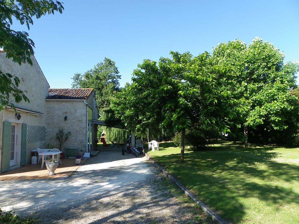 Gite Cosy, Sur Jardin, Terrasse Privee, Parking Au Calme En Rdc Gémozac Exterior photo