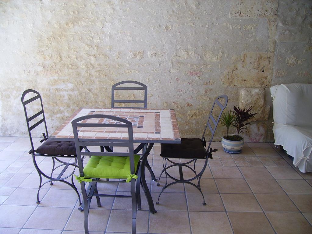 Gite Cosy, Sur Jardin, Terrasse Privee, Parking Au Calme En Rdc Gémozac Exterior photo